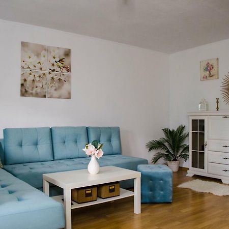Collosal Apartment With Garden Bucharest Exterior photo