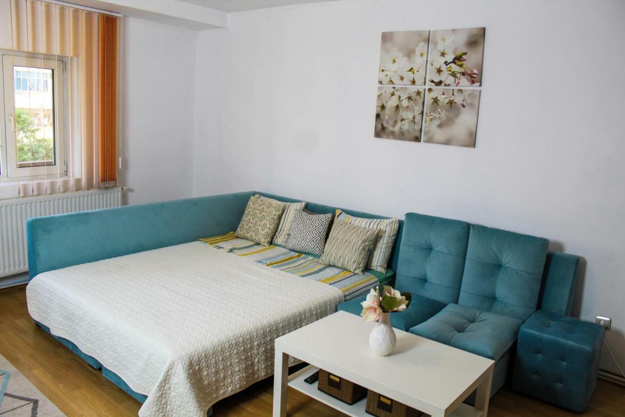 Collosal Apartment With Garden Bucharest Exterior photo